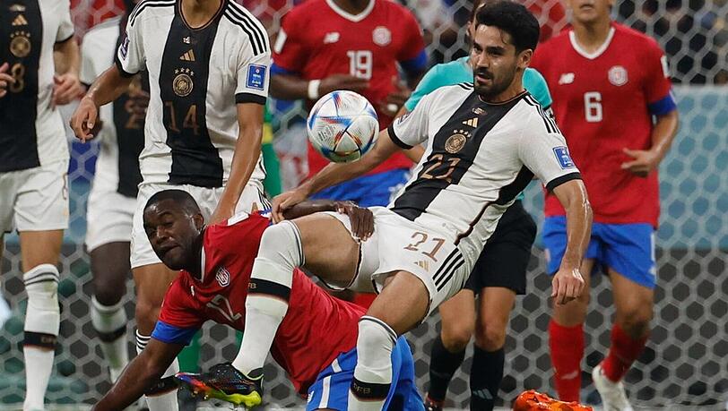 Die deutsche Mannschaft um Ilkay Gündogan (r.) gewann bei der WM zwar gegen Joel Campbells (l.) Costa Rica, ist aber trotzdem raus. Dabei fieberten mehr Zuschauer vor dem Fernseher mit als bei jedem anderen Spiel des Turniers.