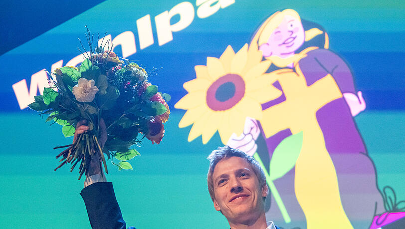 Dominik Krause (B&uuml;ndnis 90/Die Gr&uuml;nen), Zweiter B&uuml;rgermeister von M&uuml;nchen, steht bei der Wahlparty der Gr&uuml;nen nach der Kommunalwahl in der bayerischen Landeshauptstadt mit einem Blumenstrau&szlig; auf der B&uuml;hne.