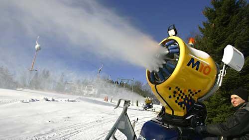 Künstlicher Schnee dank der Kanone Künstlicher Schnee dank der Kanone