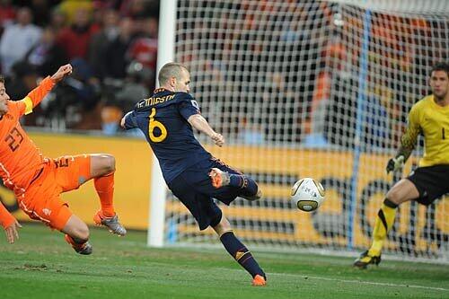 Die Entscheidung: Iniesta trifft zum 1:0.