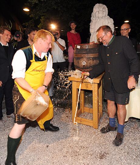 Die Puste ist ihm auch nach der Theatervorführung noch nicht ausgegangen: Herr Becker beim Versuch, ein Bierfass anzustechen.