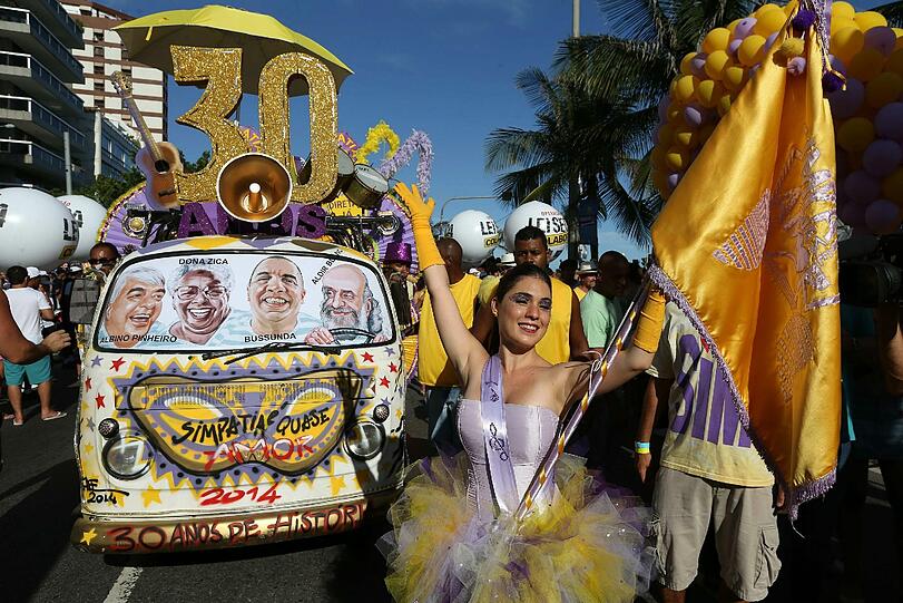 In Rio de Janeiro, der Karneval-Stadt schlechthin, sind die Leute aus dem Häuschen. Kaum zu glauben dass diese Bilder von einer Probe stammen.