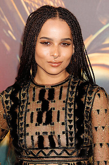 ...spielt ebenfalls in dem neuesten Teil der Mad-Max-Reihe mit: Zoe Kravitz. Sehr freizügig, vor allem und ohne BH, zeigt sie die guten Gene von Papa Lenny Kravitz.