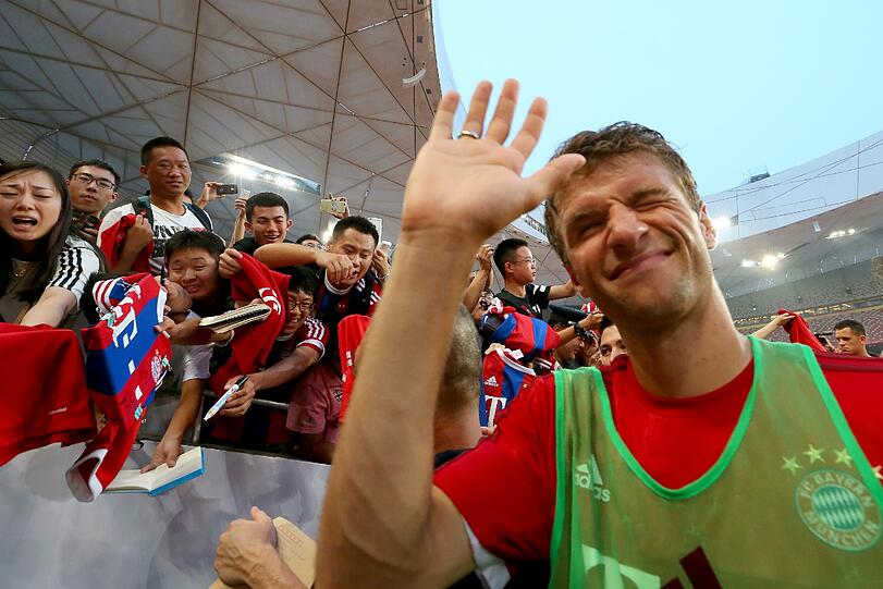 Auch in Peking ein gefragter Autogrammgeber: Thomas Müller.