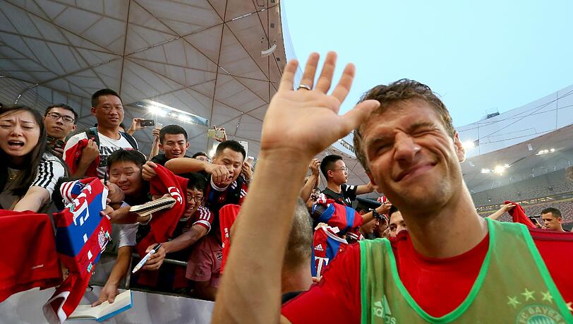 Auch in Peking ein gefragter Autogrammgeber: Thomas Müller. Auch in Peking ein gefragter Autogrammgeber: Thomas Müller.