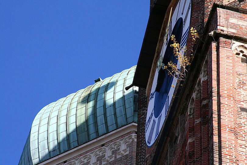 Eigentlich wollte Djordje Matkovic nur den Strauch, der so frech auf der Frauenkirche wächst, fotografieren. Dann hat er noch den Schatten einer Kuppel auf der anderen gesehen und ins Foto integriert. Diese Szene sieht man so nicht alle Tage!