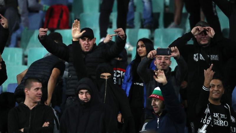 Eine Schande für den Fußball: Bulgarische Fans beim Spiel gegen England. Eine Schande für den Fußball: Bulgarische Fans beim Spiel gegen England.