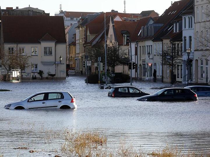 Die Sturmflut ist am Hafen von Wismar über die Kaimauern getreten und dabei mehrere Autos unter Wasser gesetzt.