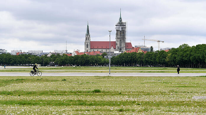 Geplant ist eine Klimacamp-Zeltstadt mit Übernachtung vom 7. bis 12. September auf der Theresienwiese - als Protest gegen die IAA 2021. Das KVR als zuständige Versammlungsbehörde prüft weiterhin, ob die Veranstaltung wie angemeldet stattfinden kann.