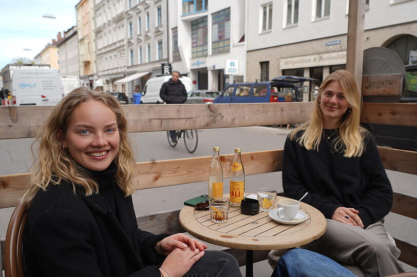 Hanna (21) und Myriam (19) sind gegen eine Verkaufsbeschr&auml;nkung f&uuml;r Flaschenbier. Wenn schon, "dann gleiches Recht f&uuml;r alle Viertel&ldquo;.