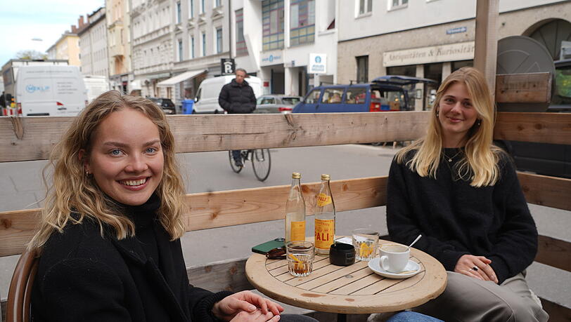 Hanna (21) und Myriam (19) sind gegen eine Verkaufsbeschr&auml;nkung f&uuml;r Flaschenbier. Wenn schon, "dann gleiches Recht f&uuml;r alle Viertel&ldquo;.