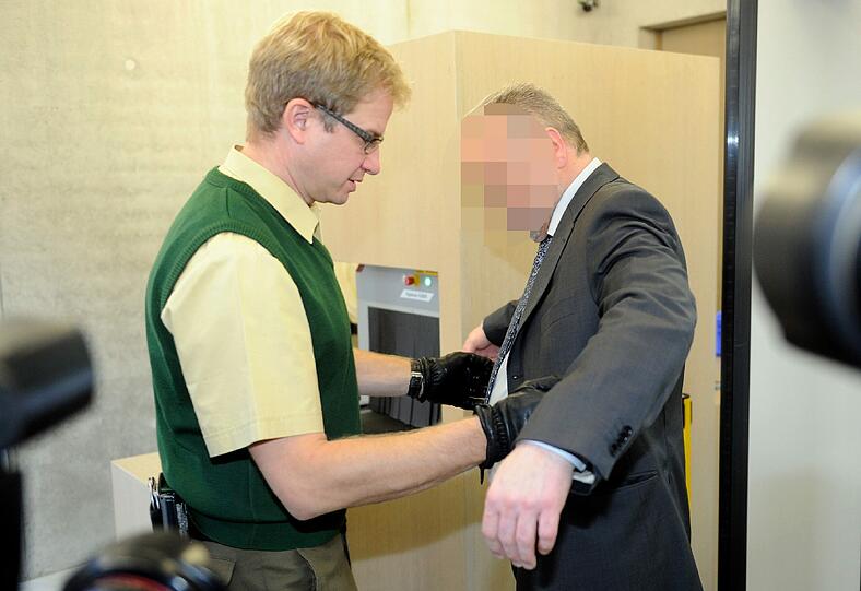 Der ehemalige Polizeichef von Rosenheim, Rudolf M. (r), vor Gericht