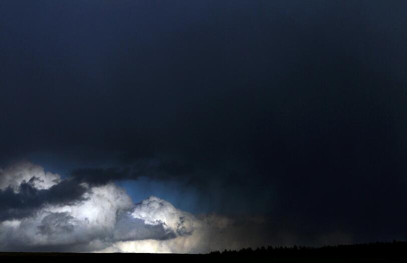 Eine Regenfront verdunkelt am 30.03.2015 den Himmel über Unterfranken nahe Waldbüttelbrunn (Bayern).