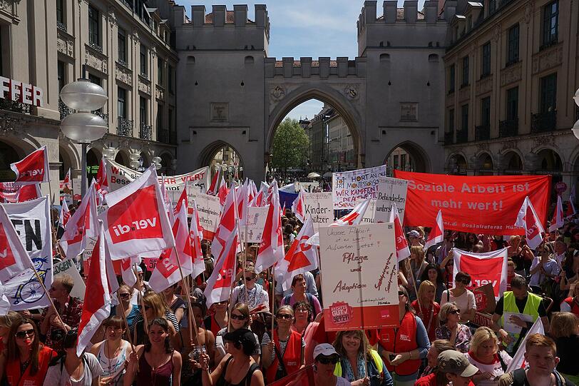 Die Erzieher streiken, die Eltern müssen andere Lösungen für die Unterbringung ihres Kindes finden. Das kostet Zeit und Nerven. Jetzt fordert die Münchner SPD eine volle Rückzahlung der Kita-Gebühren für alle Eltern.