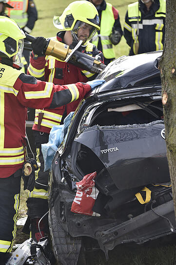 Schwerer Unfall auf der A8. Ein Toyota prallte gegen einen Baum.