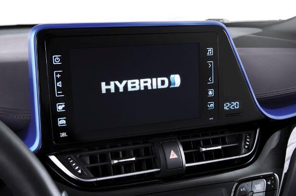 Das zentrale Info-Display ist beim C-HR sehr hoch über den Lüftungsdüsen platziert.
