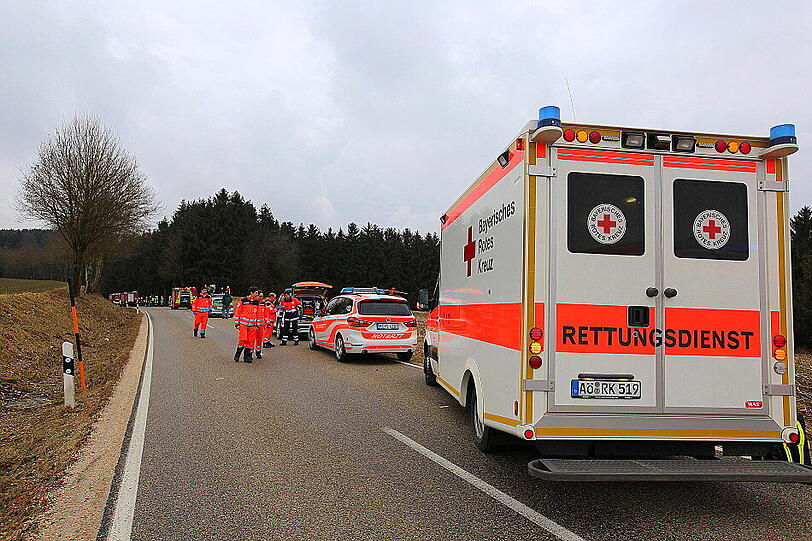 Sieben Feuerwehren, fünf Rettungswagen, vier Notärzte und ein Hubschrauber rückten zur Unfallstelle an.