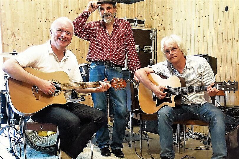 Oberbürgermeister Alexander Putz (l.), Siggi Zerrath (M.) und Peter Haidlas treten am ersten Abend als &bdquo;The Major Trio&ldquo; auf.