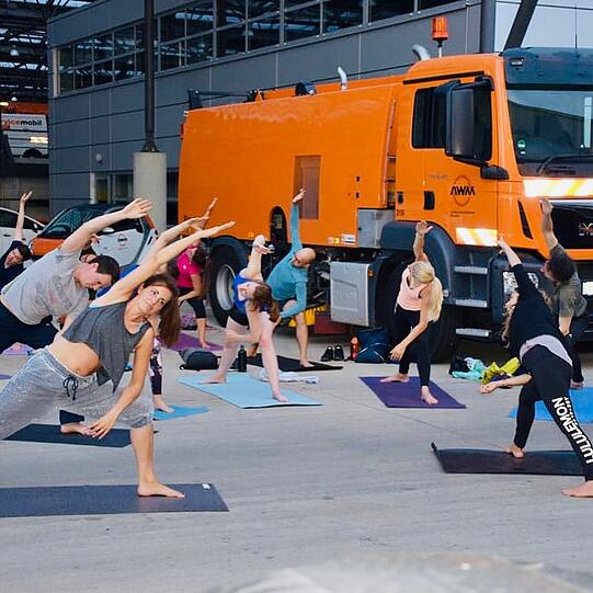 Yoga vor Müllautos: Auch für die ist die Kristina Frank zuständig.