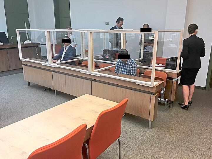 Angeklagte hinter Plexiglas: Betrugsprozess im Corona-Modus.