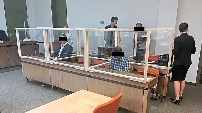 Angeklagte hinter Plexiglas: Betrugsprozess im Corona-Modus.