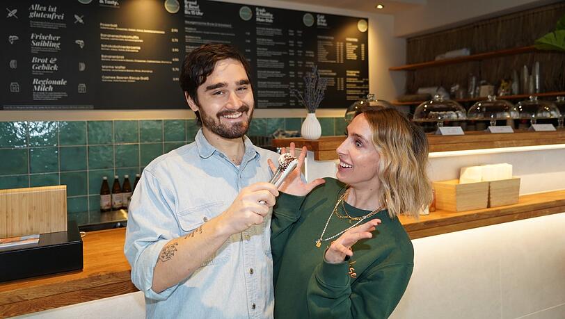 Benjamin Jevtic und Miriam Müller mit Powerball.