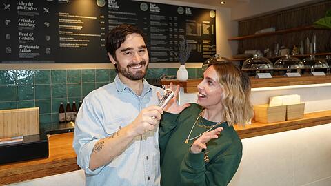 Benjamin Jevtic und Miriam Müller mit Powerball.