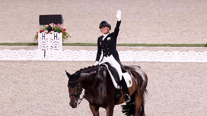 Jessica von Bredow-Werndl auf Dalera machte als dritte Reiterin im Dressur-Viereck den Sieg perfekt.