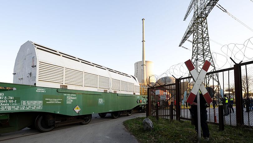 Das Castor-Zug passiert das Tor zum Gelände des Zwischenlagers.