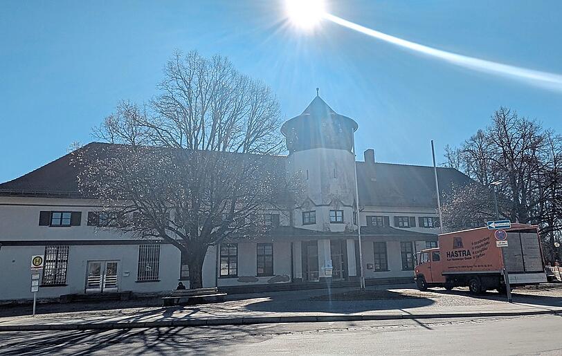 Viele B&uuml;rger sprechen von einem "Schandfleck": So sieht das alte Bahnhofsgeb&auml;ude in Bad T&ouml;lz heute aus.