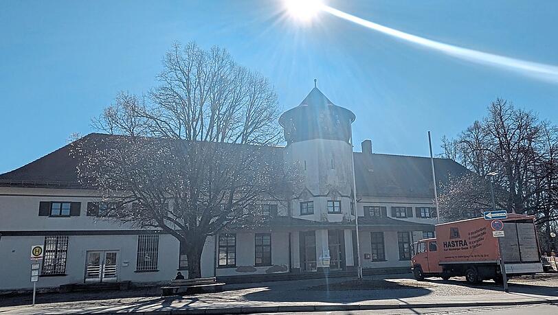Viele Bürger sprechen von einem "Schandfleck": So sieht das alte Bahnhofsgebäude in Bad Tölz heute aus. Viele Bürger sprechen von einem "Schandfleck": So sieht das alte Bahnhofsgebäude in Bad Tölz heute aus.