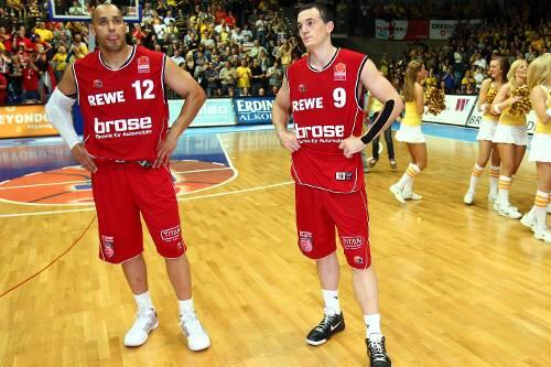 Enttäuschte Gesichter nach dem endgültigen Aus: die beiden Bamberger Robert Garrett (links) und Karsten Tadda nach der 85:88-Pleite gegen Oldenburg.