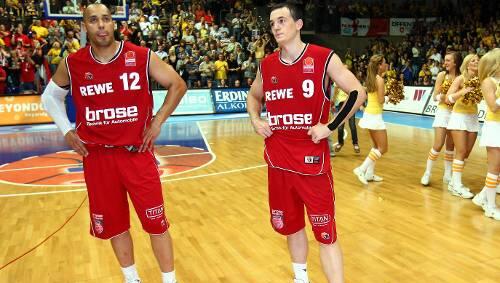 Enttäuschte Gesichter nach dem endgültigen Aus: die beiden Bamberger Robert Garrett (links) und Karsten Tadda nach der 85:88-Pleite gegen Oldenburg. Enttäuschte Gesichter nach dem endgültigen Aus: die beiden Bamberger Robert Garrett (links) und Karsten Tadda nach der 85:88-Pleite gegen Oldenburg.