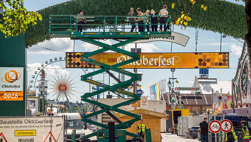 Anfang Juli soll es schon mit dem Aufbau für die Wiesn losgehen. Doch drei Zelte haben noch keinen Zuschlag erhalten. Ob das rechtzeitig klappt? Anfang Juli soll es schon mit dem Aufbau für die Wiesn losgehen. Doch drei Zelte haben noch keinen Zuschlag erhalten. Ob das rechtzeitig klappt?