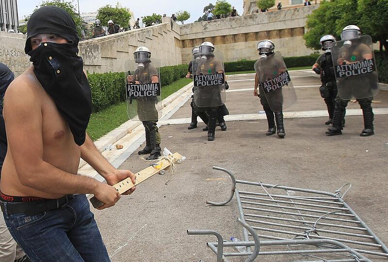 Am Mittwochabend und in der Nacht ist es zu heftigen Straßenschlachten zwischen der Polizei und Demonstranten in Athen gekommen. Mindestens 60 Menschen seien leicht verletzt
worden, berichtete das staatliche Fernsehen (NET). Tausende Menschen protestierten friedlich bis in die frühen
Morgenstunden vor dem Parlament in Athen gegen das harte Sparprogramm
der Regierung.