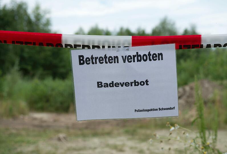 Neue Hinweise auf ein Raubtier im Klausensee gebe es bislang jedoch nicht, sagte ein Polizeisprecher. Am Samstag will ein Spaziergänger im Schilf des Sees ein ein Meter langes Krokodil gesehen haben.