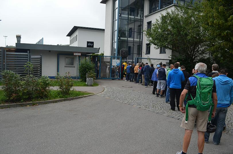 Löwen-Fans warten vor der Geschäftsstelle an der Grünwalder um Karten für das DFB-Pokal-Spiel am 24. September gegen Borussia Dortmund zu bekommen.