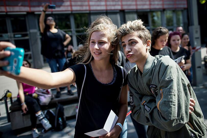 Youtube-Star Lukas Rieger beim Selfie mit einem Fan.