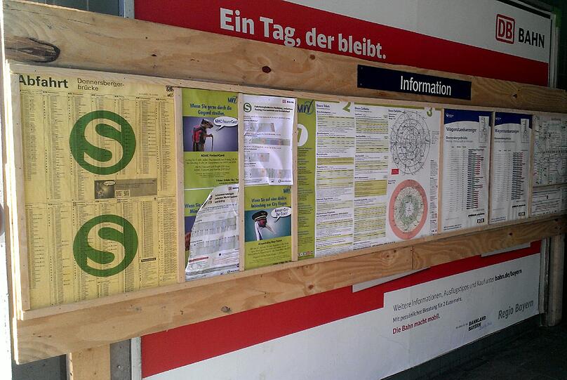 Informationsflut: Die Bahn will mit dieser Wand offenbar keine Frage offen lassen.