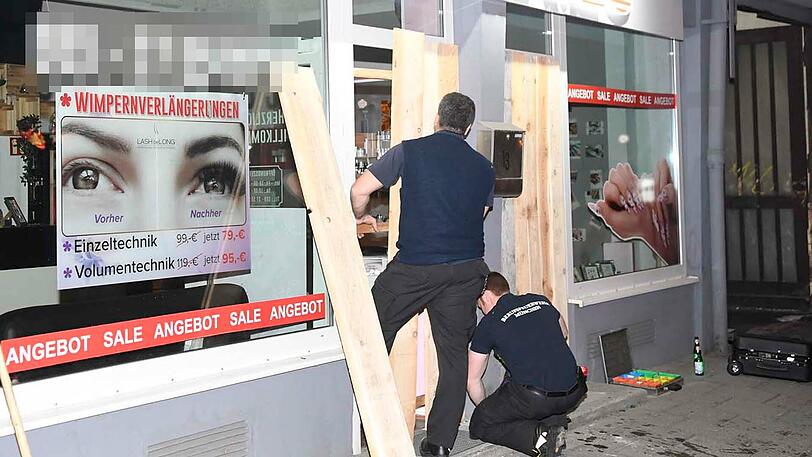Der Mercedes AMG landete im Schaufenster eines Nagelstudios in der Moosacher Straße. Klicken Sie sich durch die Bilder.