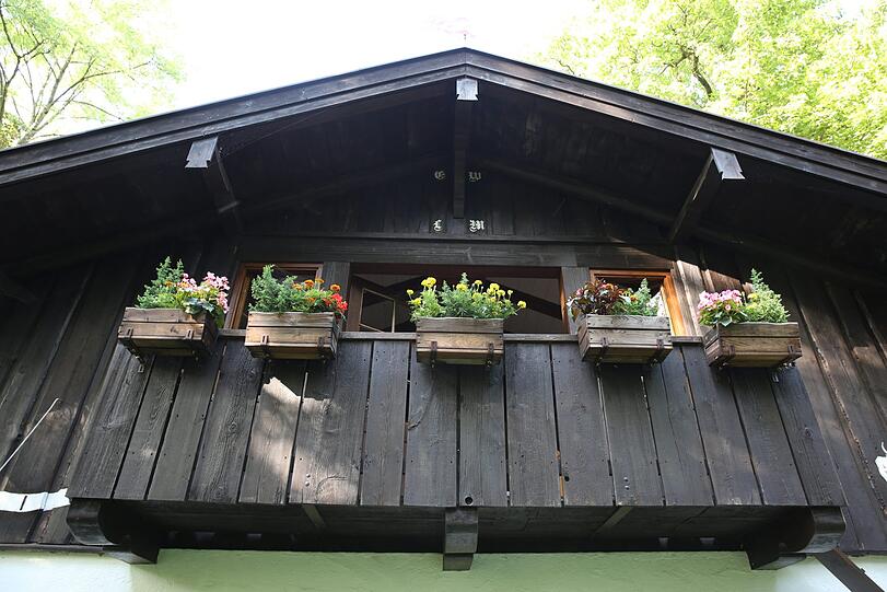 Vielleicht hat König Ludwig mit Lola Montez ja wirklich auf dem Balkon im ersten Stock gestanden und über den Garten in den Wald geschaut.