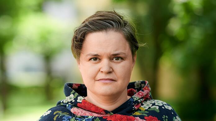 Die 1974 in der Pfalz geborene Politikerin studierte Dokumentarfilm und Kamera an der HFF in München und ist seit 2018 Mitglied des Bayerischen Landtags.