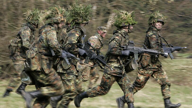 Eine Wehrpflicht im Rahmen eines sozialen Pflichtjahres würde den ifo-Forschern zufolge jährlich wirtschaftliche Kosten verursachen, die in etwa so groß sind, wie die Mittel aus dem Verteidigungshaushalt und dem Sondervermögen Bundeswehr im Jahr 2024 zusammen.