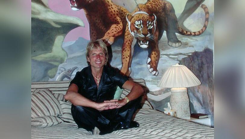 Siegfried Fischbacher auf seinem Bett in Las Vegas - auch dieses, inklusive der Wandbemalung - wird bald f&uuml;r Touristen zu besichtigen sein.