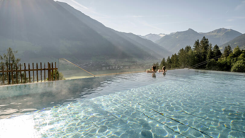 Das Spa Nature's Nest: Der 22 Meter lange Infinitypool ist ganzjährig beheizt und endet ohne sichtbare Kante. Das Gasteinertal fällt darunter ab, die Gipfel stehen gegenüber. Man schwimmt in Richtung Horizont und schaut dabei auf nichts als Hänge und Himmel. Das Spa Nature's Nest: Der 22 Meter lange Infinitypool ist ganzjährig beheizt und endet ohne sichtbare Kante. Das Gasteinertal fällt darunter ab, die Gipfel stehen gegenüber. Man schwimmt in Richtung Horizont und schaut dabei auf nichts als Hänge und Himmel.