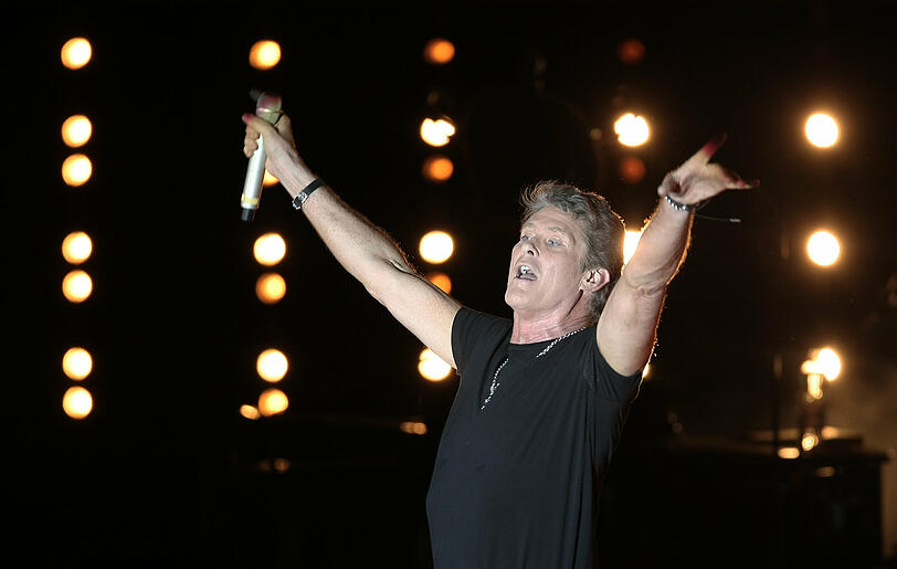 David Hasselhoff tourt mit seiner "The Hoff is back"-Tour durch Deutschland, Österreich und die Schweiz. Dabei gibt es auch ein Wiedersehen mit "KITT", dem sprechenden Auto aus der Kultserie Knight Rider. Die Bilder von seinen Auftritten in Berlin und Frankfurt.