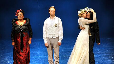 Die Mutter (Ursula Burkhart, li.), der Bräutigam (Robin Sondermann), die Braut (Kristina Pauls), ihr Ex-Verlobter (Oliver Möller).