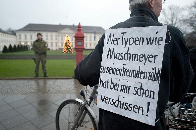 Die über das Netzwerk Facebook bundesweit organisierte Aktion hatte das Motto «Wulff den Schuh zeigen - Shoe for you, Mr. President!». In der arabischen Kultur werden mit dieser Geste Menschen verhöhnt, aber auch Ärger und Verachtung werden so zum Ausdruck gebracht.