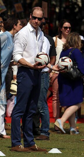 Kate und William beim Cricketspielen während ihrer großen Indien-Tour.
