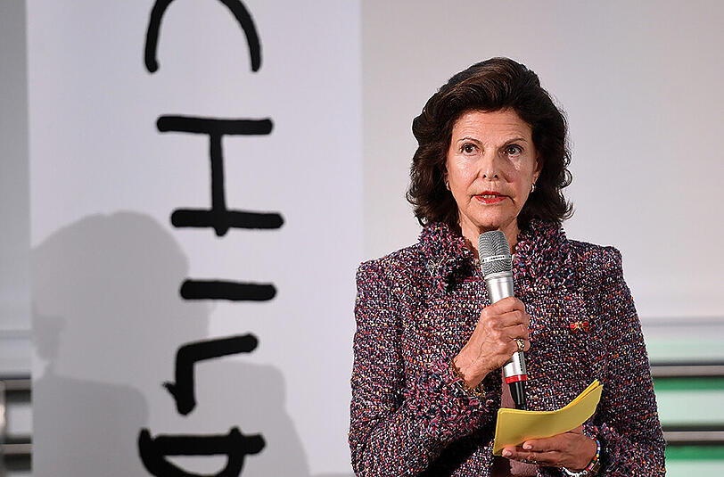 Königin Silvia von Schweden spricht auf der Fachtagung der World Childhood Foundation in der Universität Leipzig.